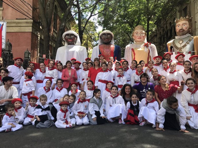 Uxue Barkos posa con danzaris de los centros navarros en Argentina.