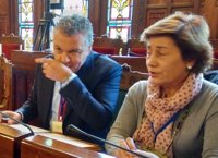 Criticas de Podemos e IU a Feito (FADE) por ausentarse de la comisión sobre el presupuesto