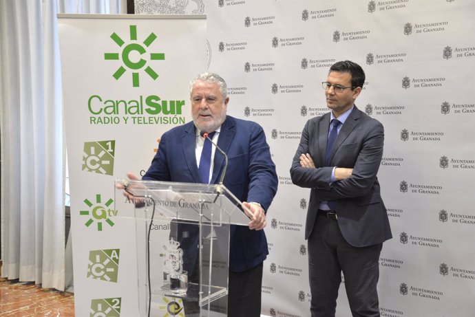 El director de Canal Sur, Joaquín Durán,  junto al alcalde, Francisco Cuenca