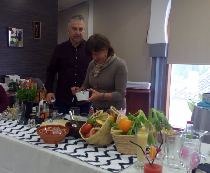 Los talleres de Diputación enseñan a preparar cócteles saludables sin alcohol.