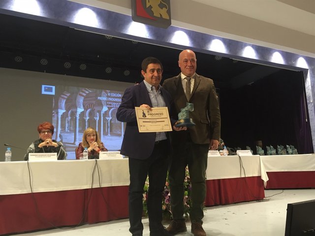 Reyes (d) recoge el Premio Progreso obtenido por la Diputación.