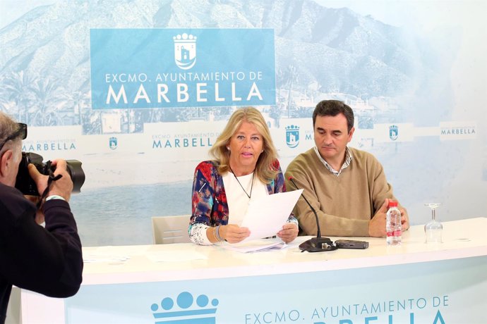 Alcaldesa de marbella angeles muñoz con felix romero portavoz