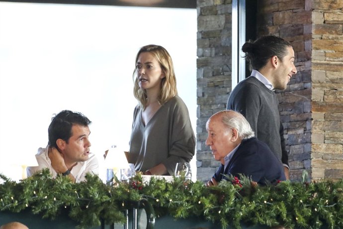 Sergio Álvarez junto a Marta y a Amancio Ortega