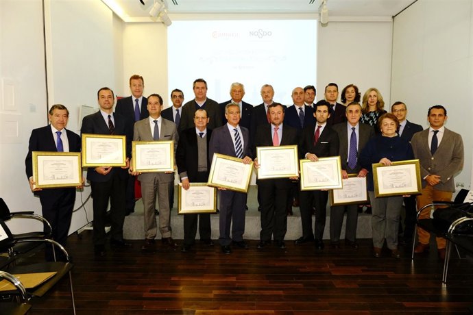 Foto de grupo de los representantes de los negocios reconocidos