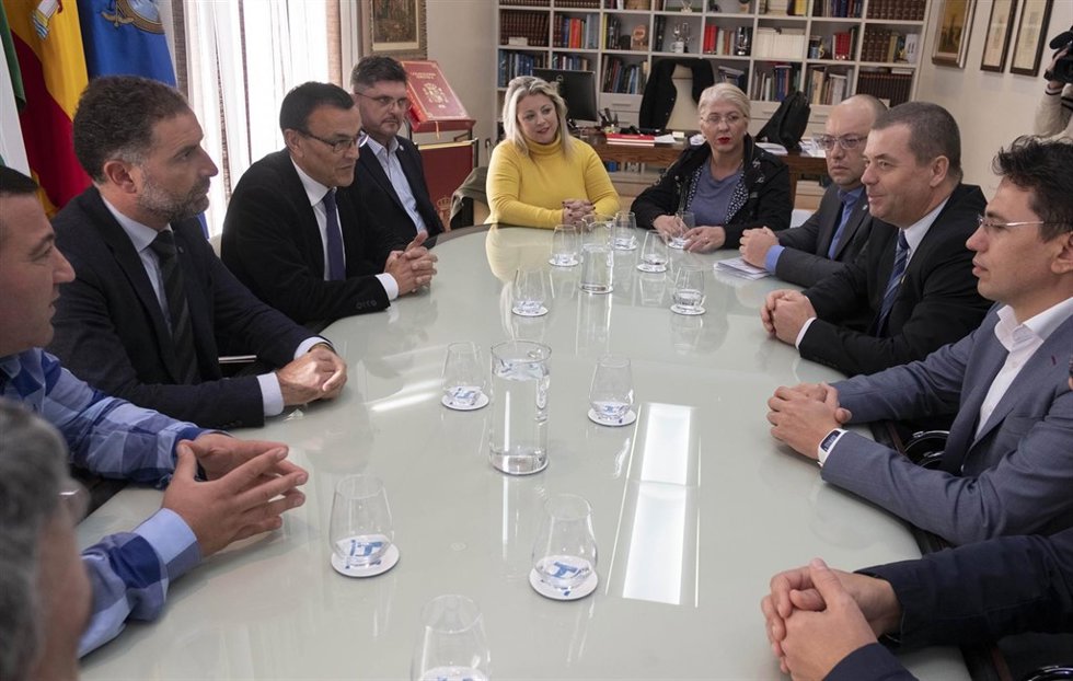 Ignacio Caraballo recibe a una delegación institucional de Rumanía.