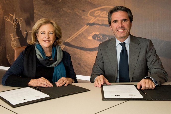 Patricia Phelps de Cisneros y el director del Museo Universidad de Navarra