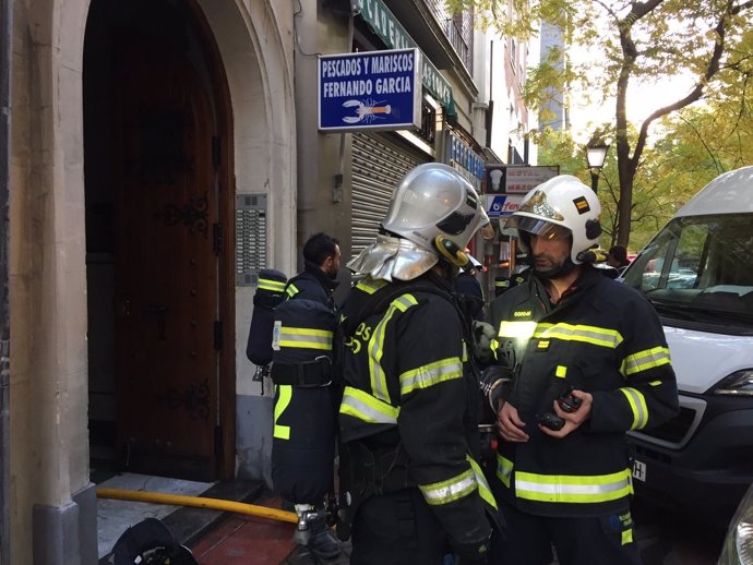 Bomberos del Ayuntamiento de Madrid en un incendio en la calle Hermosilla