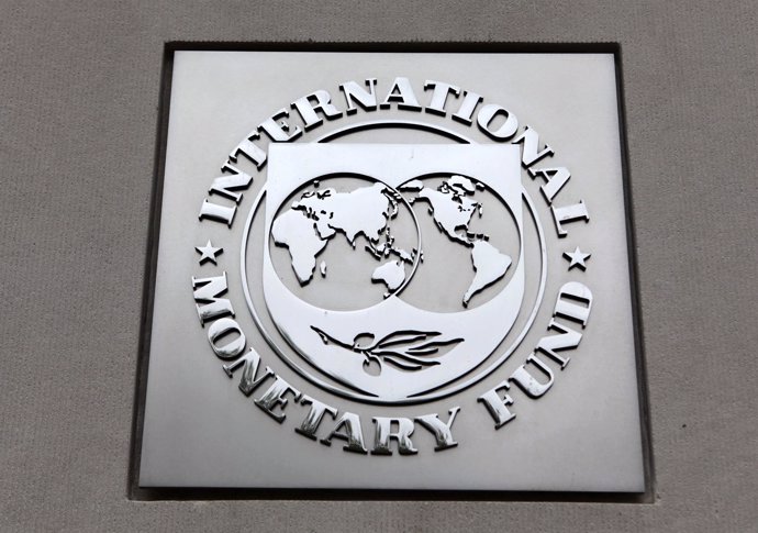 El logo del FMI en sus oficinas de Washington