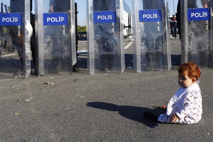 Bebé y policías antidisturbios turcos