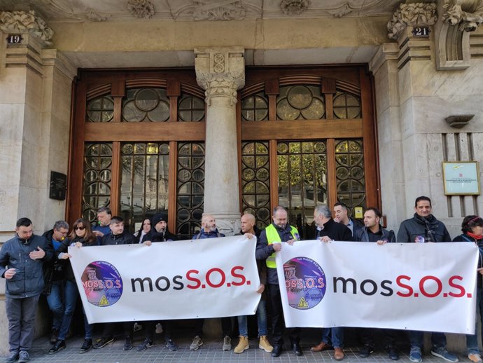 Sindicats de Mossos protesten davant la Conselleria d'Economia