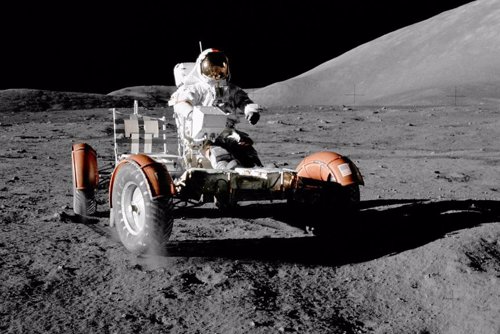 Eugene Cernan pilotando el rover lunar durante la misión Apolo 17