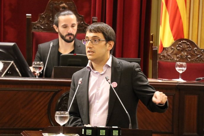 El conseller Iago Negueruela en el pleno del Parlament (imagen de archivo)