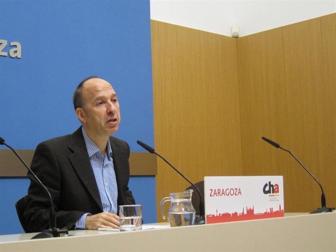Carmelo Asensio (CHA) en rueda de prensa en el Ayuntamiento