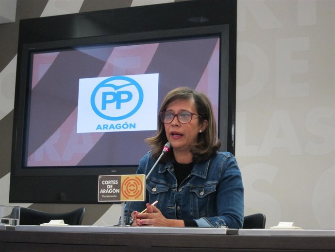 La diputada del PP, Marián Orós, en rueda de prensa en las Cortes