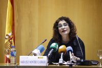 Montero confirma que los PGE se aprobarán con el déficit del 1,3% de Rajoy y se actualizará después