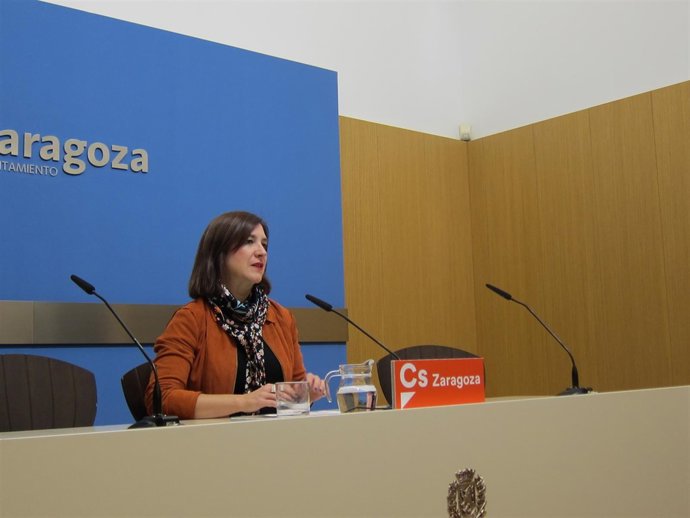 La portavoz de Cs, Sara Fernández, en rueda de prensa hoy en el Ayuntamiento