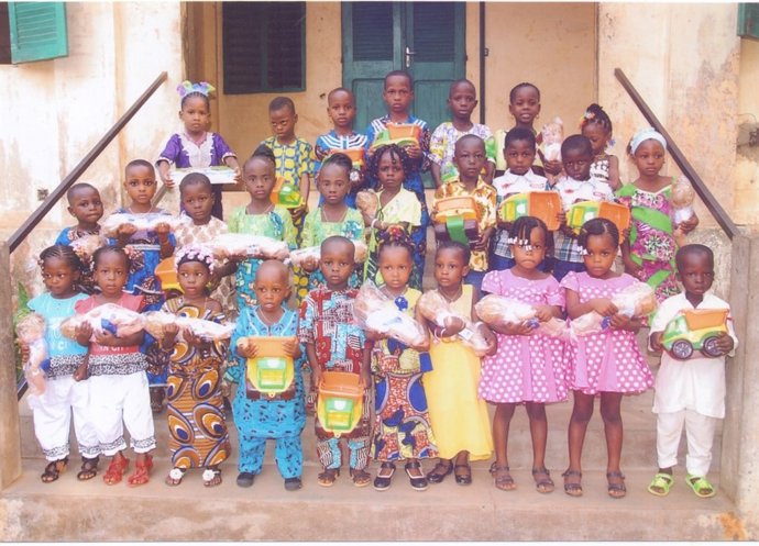 Niños con juguetes de la campaña 'Un juguete una ilusión'