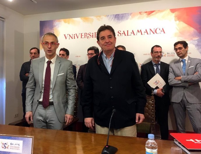 García Monterio (D) junto al rector de la USAL