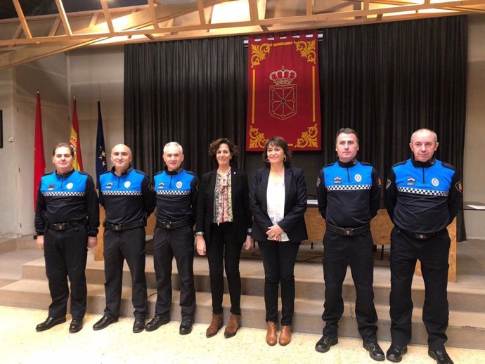 Los nuevos inspectores de la Policía Municipal junto a la concejal Itziar Gómez