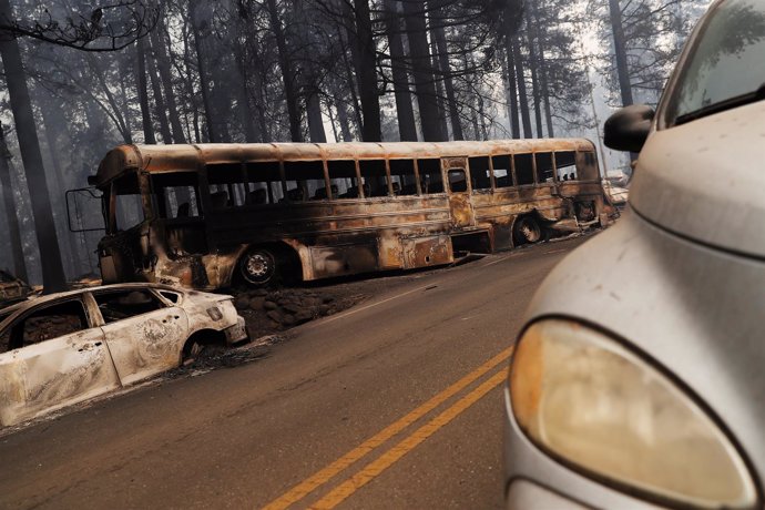 Un autobús escolar calcinado por los incendios de California