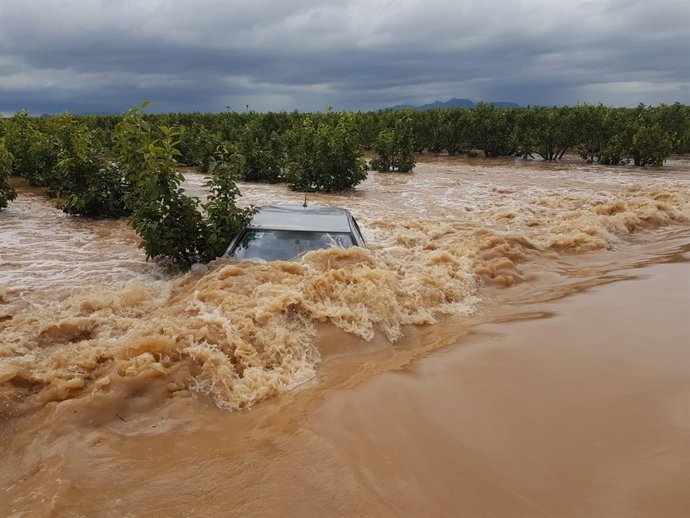 Coche atrapado en un campo anegado en Alginet (Valencia), lluvias, inundaciones