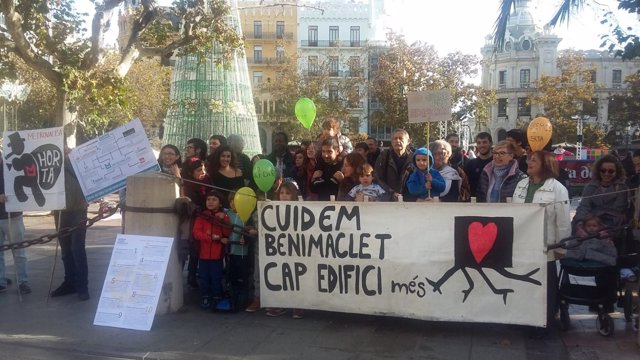 Concentración de Cuidem Benimaclet ante el Ayuntamiento de València