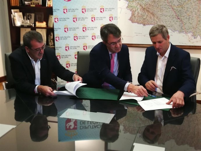 Firma del convenio entre Diputación y Lúpulos de León.
