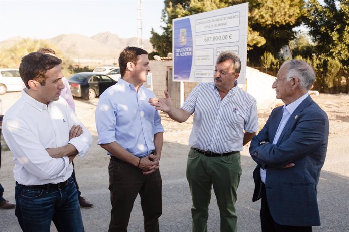 Representantes del equipo de gobierno de la Diputación visitan una de las obras.