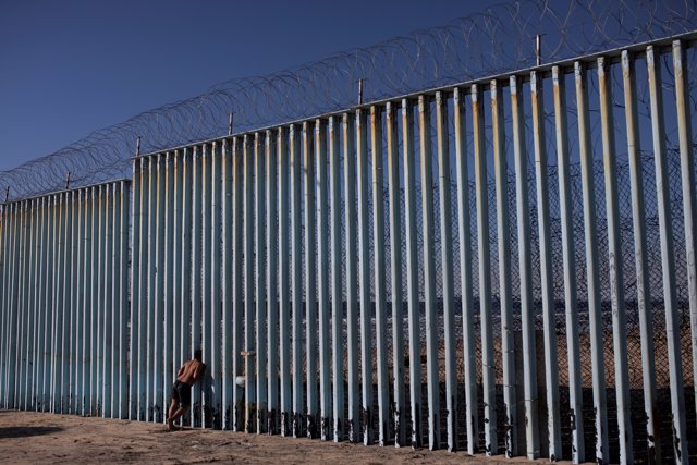 Un migrante hondureño en la frontera de México con Estados Unidos