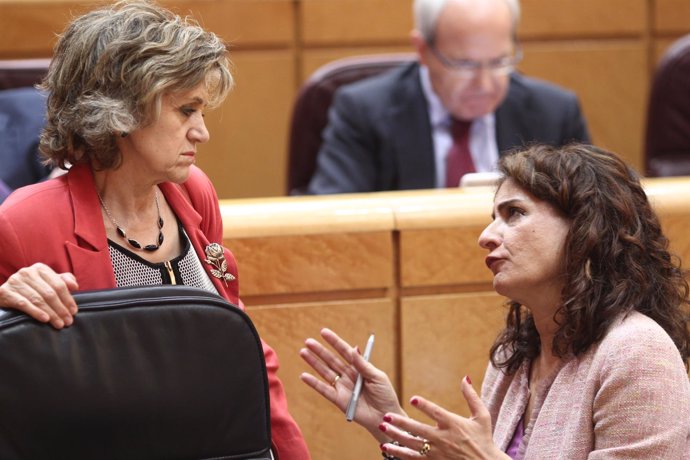 María Luisa Carcedo y María Jesús Montero hablan en el Senado