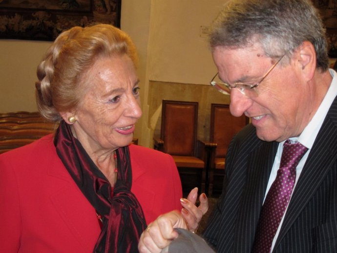 Jesús Málaga habla con la exconcejal Pilar Fernández en 2011