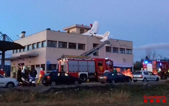 Avioneta estrellada sobre una gasolinera en Badia del Vallès (Barcelona)