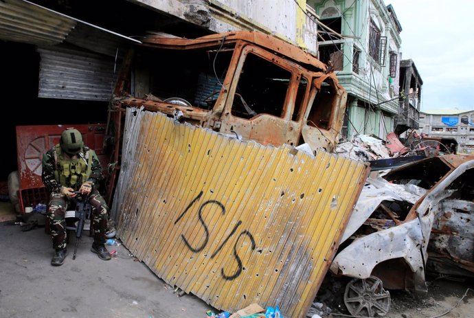 Soldado filipino en la ciudad de Marawi junto a una pintada de Estado Islámico
