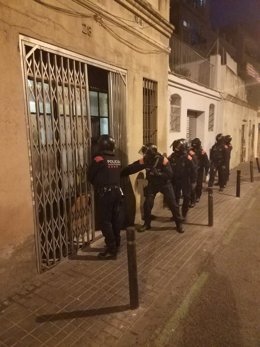 Els Mossos escorcollen dos 'narcopisos' del Poble-sec, a Barcelona