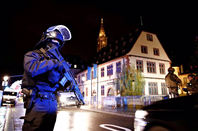 Agente de Policía en la zona donde se ha producido un tiroteo en Estrasburgo