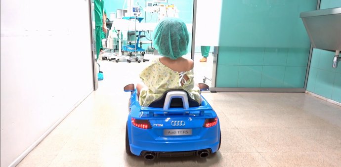 Un niño llegando al quirófano con el vehículo eléctrico