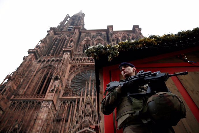 Militar junto a la catedral de Estrasburgo
