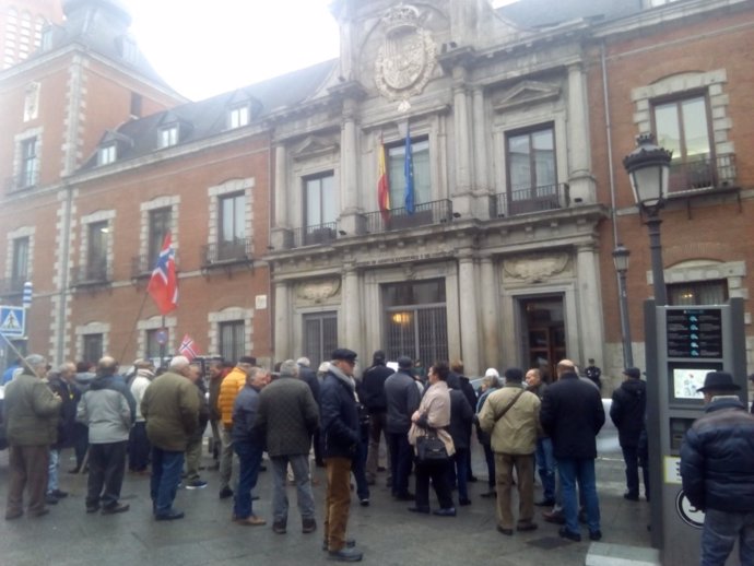 Ex marineros españoles ante la sede del Ministerio de Asuntos Exteriores