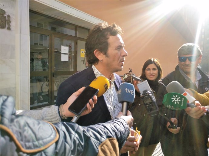 El alcalde de Cádiz ante los medios a la salida del juzgado