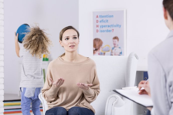 TDAH, madre en consulta terapeuta