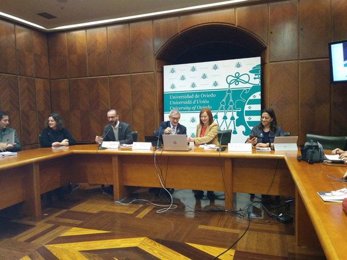 Santiago García Granda en el centro.