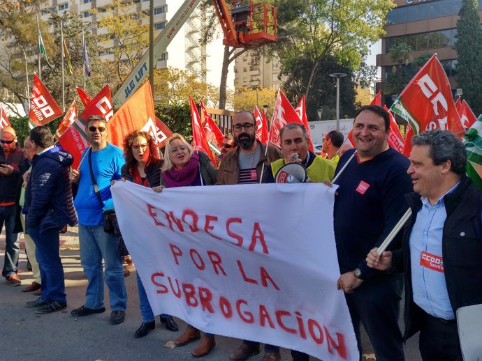 CCOO junto a Trabajadores de Moelme ante la sede de Endesa.