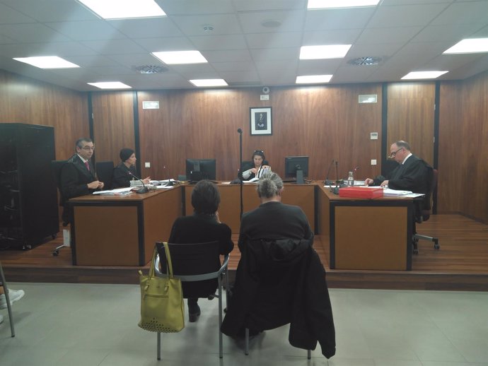 Carolina Martínez y Clemente Bernad en la segunda sesión del juicio