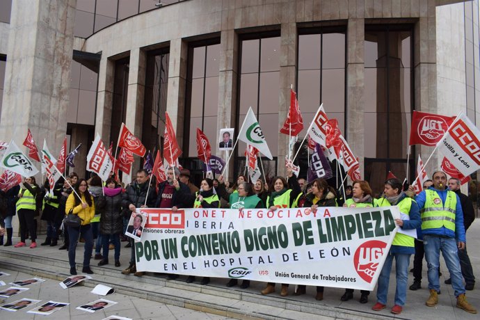 Concentración de los trabajadores de la limpieza del Hospital de León