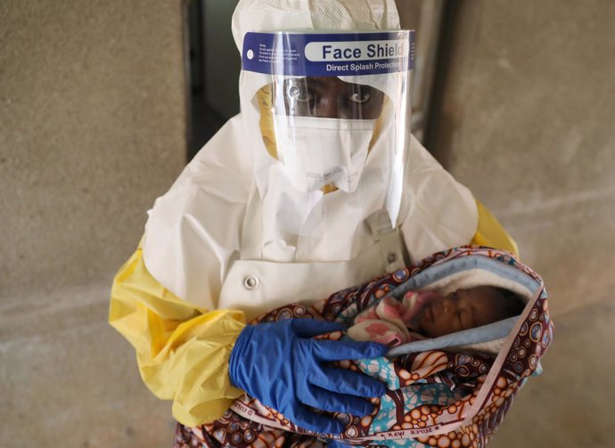Trabajador sanitario con un niño posiblemente enfermo de ébola