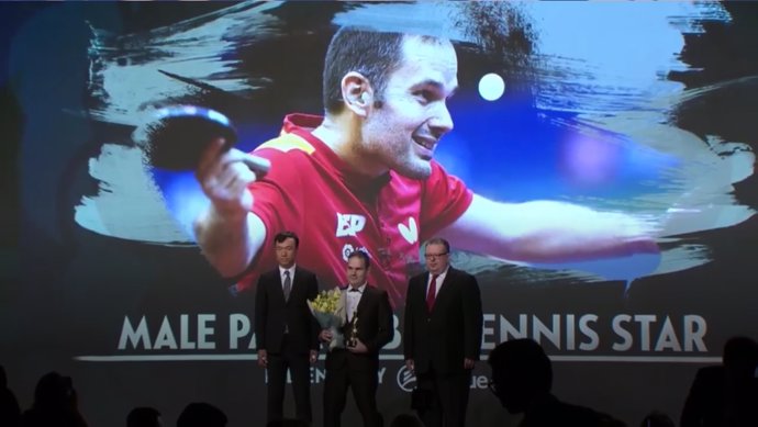 El palista español Jordi Morales recoge el premio en la gala de la ITTF