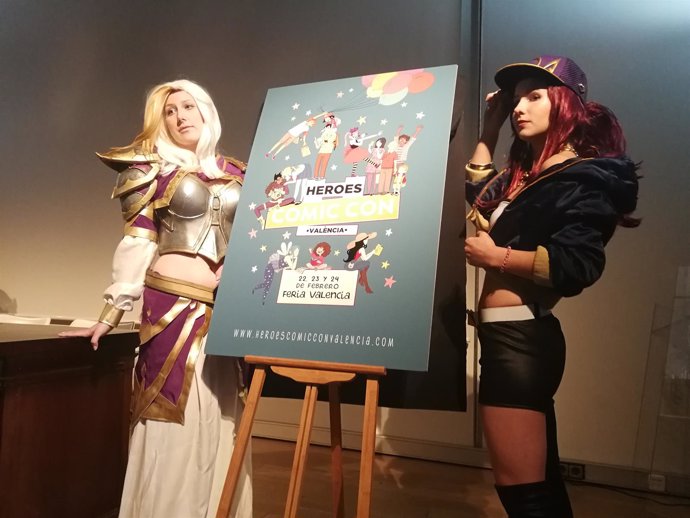 Dos 'cosplayers' posan junto al cartel de 'Heroes Comic Con'