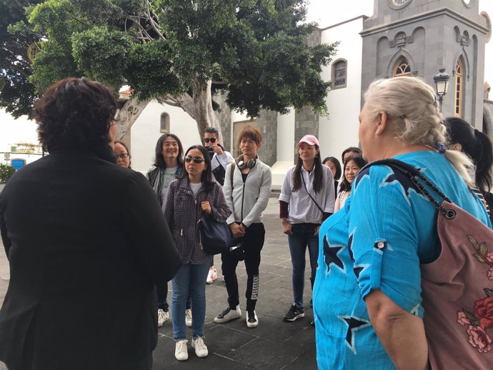 Periodistas y blogueros chinos en la plaza de San Juan de Telde