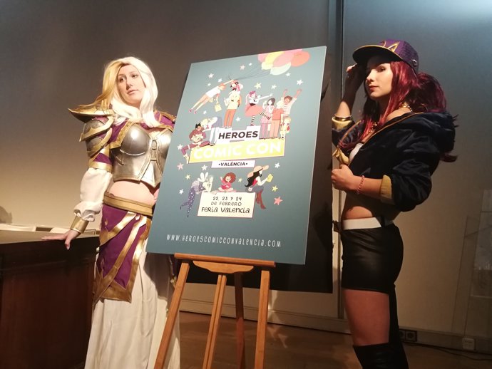 Dos 'cosplayers' posen al costat del cartell de 'Heroes Comic Con'