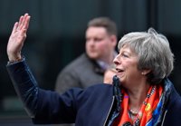 El 40% de los británicos quiere que May siga en el cargo